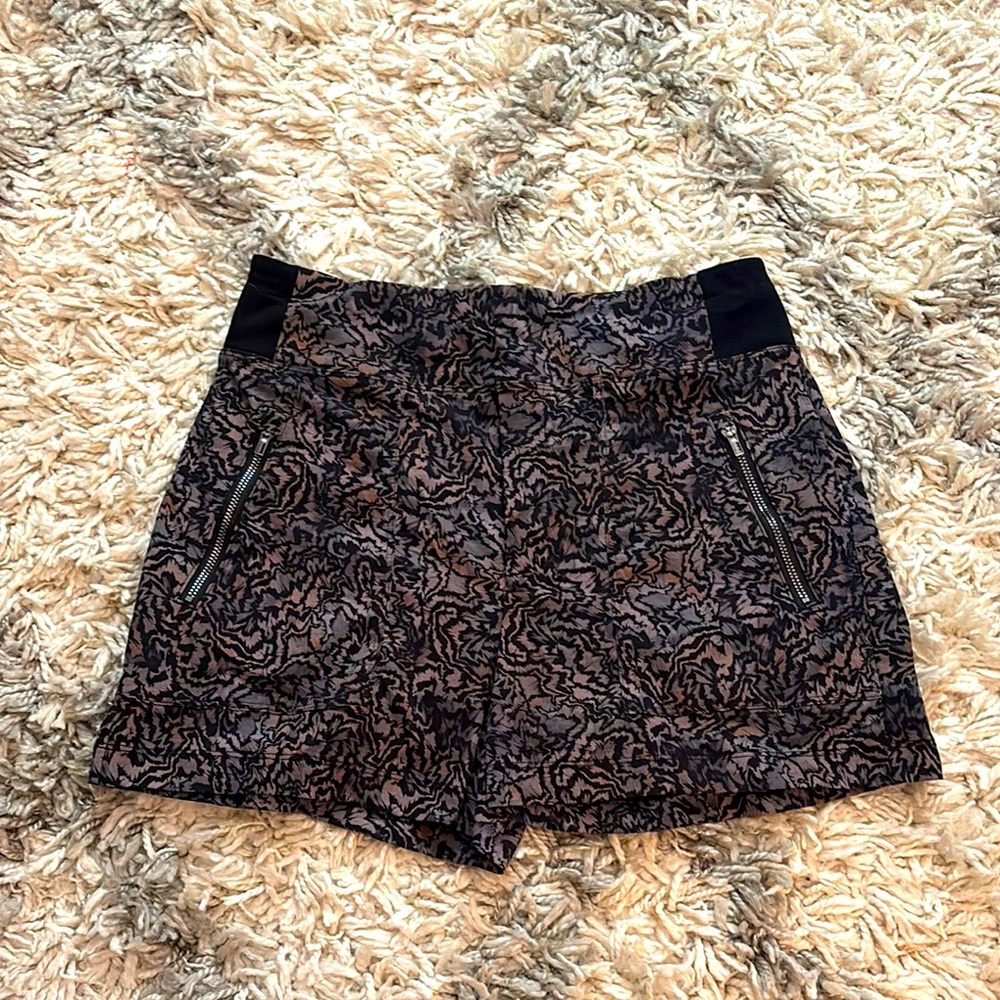 Women’s Athleta 3inch black patterned shorts, size 4